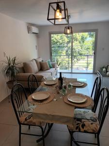 comedor con mesa, sillas y sofá en In Calma Mdz en Mendoza