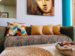 uma sala de estar com um sofá com uma cabeça na parede em Apartamento El Dorado cerca del mar em Málaga