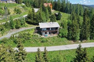 una vista aérea de una casa en una colina con una carretera en Haus Weitblick, en Sirnitz-Sonnseite