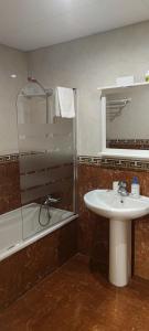 W łazience znajduje się umywalka, prysznic i umywalka. w obiekcie Benalmadena Beach Apartamento con Vistas al mar y Parking Privado Incluido w mieście Benalmádena