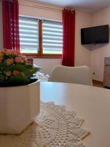 Telewizja i/lub zestaw kina domowego w obiekcie Dębowy Apartamenty/Pokoje