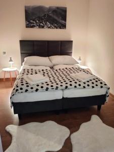 Łóżko lub łóżka w pokoju w obiekcie Dębowy Apartamenty/Pokoje