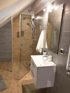 Łazienka w obiekcie Dębowy Apartamenty/Pokoje