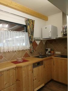 A kitchen or kitchenette at Ferienwohnungen Oranhof