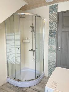 um chuveiro com uma caixa de vidro na casa de banho em Penthouse in Kohila em Kohila