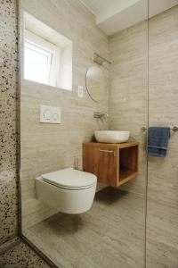 łazienka z toaletą i umywalką w obiekcie Apartman Ferara w mieście Tribunj