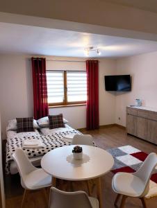 Telewizja i/lub zestaw kina domowego w obiekcie Dębowy Apartamenty/Pokoje