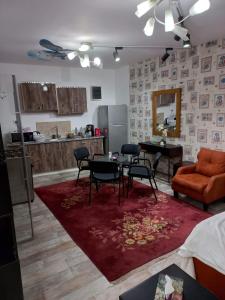 sala de estar con mesa y sillas y cocina en ستوديوهات دانيال Daniel Studio en Ramallah