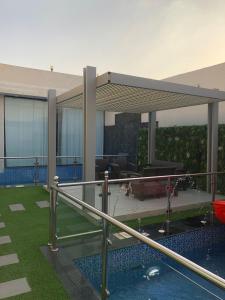 dom z basenem i patio w obiekcie شاليهات بالي ان الفندقية w mieście Dżudda