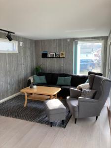 uma sala de estar com um sofá e uma mesa de centro em Långasand em Heberg