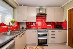 A cozinha ou cozinha compacta de 3 Bed Renovated Bungalow - 3 car or RV pkg - Garden