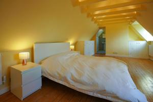 1 dormitorio con 1 cama y mesita de noche con lámpara en Unique 5BD Farm House Perfect for Relaxing en Ipswich