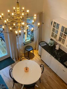 凡戴倫的住宿－Stuga i Vemdalen，厨房配有白色的桌子和吊灯。