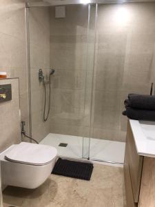 Et badeværelse på La Rada beach Estepona centro