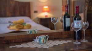 un tavolo con due bottiglie di vino e due bicchieri di B&B Via Spalti 52 a Trapani