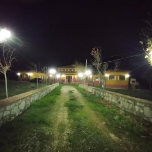 un camino de tierra por la noche con luces de la calle en Finca Cortés, en Alcaraz
