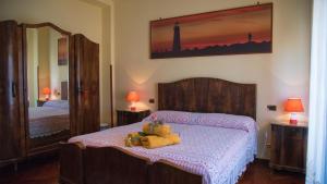 una camera da letto con due orsacchiotti sdraiati su un letto di B&B Via Spalti 52 a Trapani