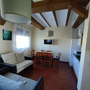 een woonkamer met een bank en een tafel bij Finca Cortés in Alcaraz