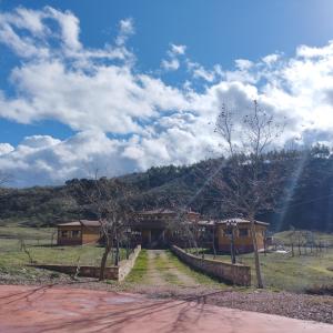 una casa en un camino de tierra delante de una montaña en Finca Cortés, en Alcaraz