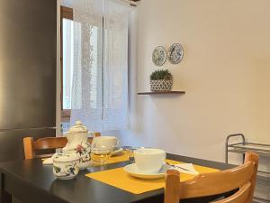 una mesa de comedor con una servilleta amarilla. en Casa Leopoldo en Pratolino