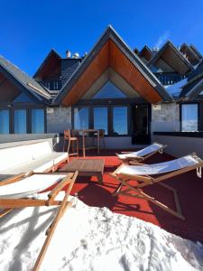 a patio with chairs and a couch and a table at LF LEVEL Sierra Nevada Duplex in Sierra Nevada