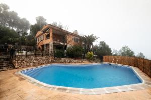 a swimming pool in front of a house at LA GEVELA in Albalate de Zorita