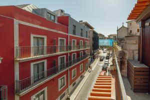 un edificio rojo con balcones en una calle en Downtown Prime With Terrace by Vacationy, en Oporto