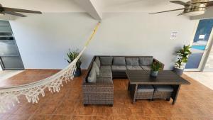 Un lugar para sentarse en Palm's Bohemian House with Private Pool