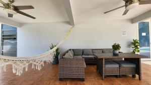 Un lugar para sentarse en Palm's Bohemian House with Private Pool