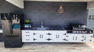 Una cocina o cocineta en Palm's Bohemian House with Private Pool
