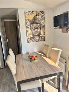 Televízia a/alebo spoločenská miestnosť v ubytovaní Mobile home Zen Siblu Fréjus