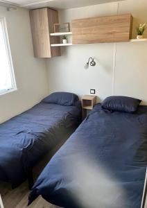 two beds sitting next to each other in a bedroom at Mobile home Zen Siblu Fréjus in Fréjus