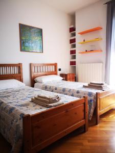 twee bedden in een kamer met twee bedden sidx sidx sidx bij SUITE TRAVEL HOME in Modena