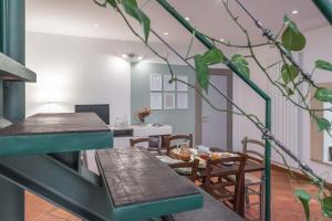 a kitchen and dining room with a table and chairs at Terzo Campanello - Terrazza nel Centro Storico in Lecce