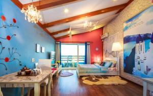 - une salle pour enfants avec un mur bleu et rouge dans l'établissement Casa Seorak Bed and Breakfast, à Sokcho