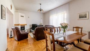 uma sala de estar com uma mesa de jantar e cadeiras em Holiday Home Sviba em Varaždinske Toplice