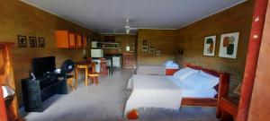 a bedroom with a bed and a kitchen with a table at Eco Flat 314 - Hotel Fazenda Pedra do Rodeadoro in Bonito