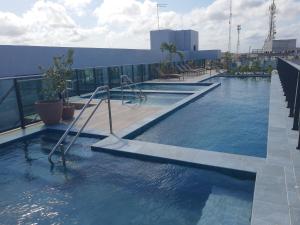 basen na dachu budynku w obiekcie No centro de Porto de Galinhas Praia Flats Temporada - Porto Blue 03 w mieście Porto de Galinhas
