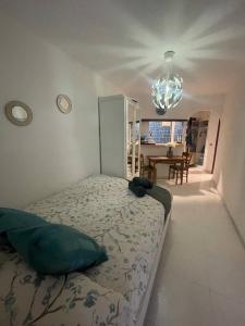 een slaapkamer met een bed en een eetkamer bij Mango / Estudio con piscina!!! in Torrox Costa