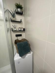 een badkamer met een toilet en een mand erop bij Mango / Estudio con piscina!!! in Torrox Costa +40 foto's