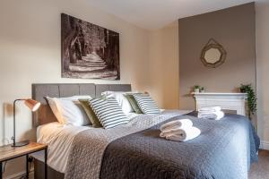a bedroom with a bed with two towels on it at 3 bedroom home sleeps 5 close to Chester City Centre welcomes couples, small groups, families and contractors in Chester