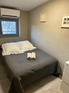 Un dormitorio con una cama con dos zapatos. en Location Bonnieux Provence en Bonnieux