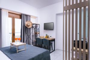 Posteľ alebo postele v izbe v ubytovaní Alcyone Studios and Apartments