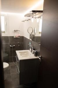 Koupelna v ubytování "Elegance" Central Luxury Apartment Piraeus + 32 fotografií