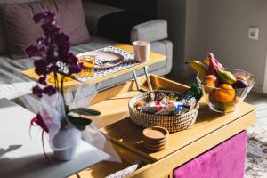 una mesa con fruta y cestas encima en "Elegance" Central Luxury Apartment Piraeus, en Pireo