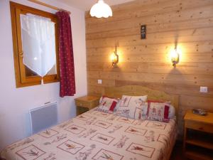 プラローニャン・ラ・ヴァノワーズにあるAppartement Pralognan-la-Vanoise, 3 pièces, 6 personnes - FR-1-464-67の木製の壁のベッドルーム1室(ベッド1台付)