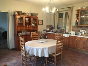 Kuchyňa alebo kuchynka v ubytovaní Maison cosy dans village historique