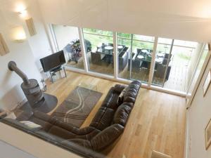 Foto sihtkohas Somerford Keynes asuva majutusasutuse Cotswolds Lake side home with luxury spa Swallows Nest,Lower Mill Estate, Lakeside home and spa with a Harry Potter cupboard under the stairs galeriist