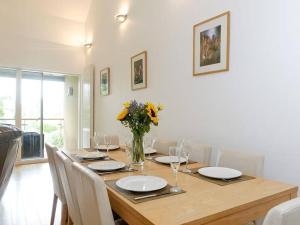 Foto sihtkohas Somerford Keynes asuva majutusasutuse Cotswolds Lake side home with luxury spa Swallows Nest,Lower Mill Estate, Lakeside home and spa with a Harry Potter cupboard under the stairs galeriist