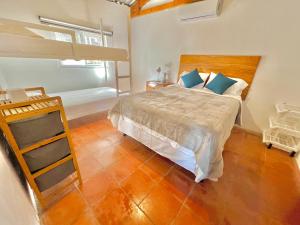 Un dormitorio con una cama grande y una ventana en Casa Mahi, en El Progreso